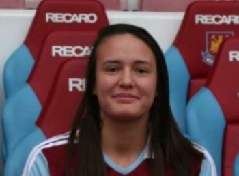 Jogadora de futebol morre enforcada após briga com namorada