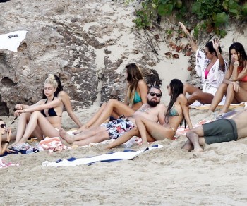 Leonardo DiCaprio curte praia rodeado de mulheres