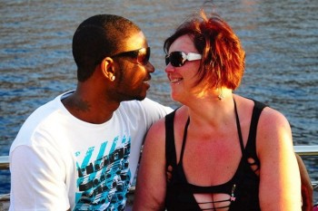 Esposa desconfiada de traição tem surpresa ao descobrir marido com outros homens