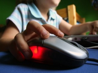 Menino de 10 anos estupra colega depois de assistir conteúdo voltado para adultos na internet