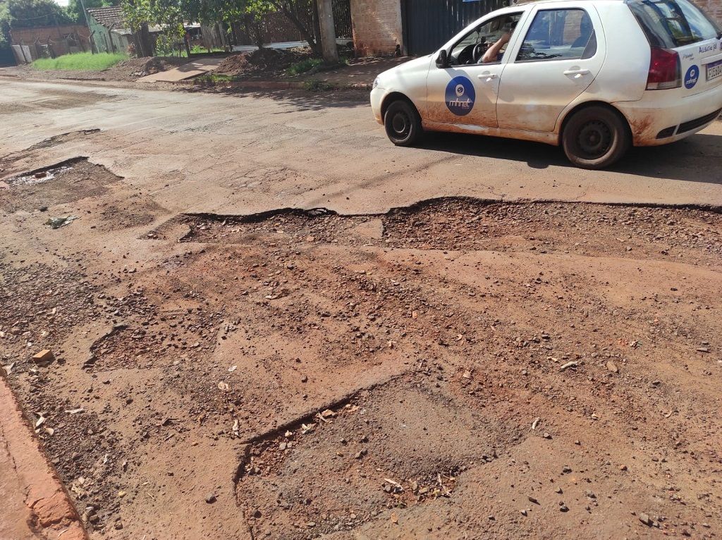 Tapa-buracos deixou trecho da rua sem conclusão e aumentou problema (Foto: André Bento)