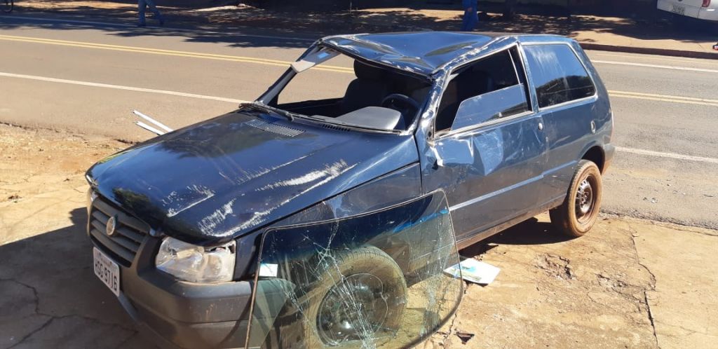 Veículo ficou destruído após capotamento que teria sido causado por buraco no meio da rua (Foto: Ailson Souza/94FM)