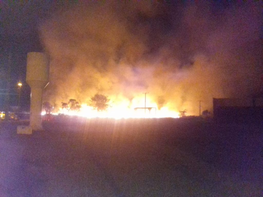 Bombeiros conseguiram controlar as chamas antes que atingissem estruturas do aeroporto de Dourados (Foto: 94FM)
