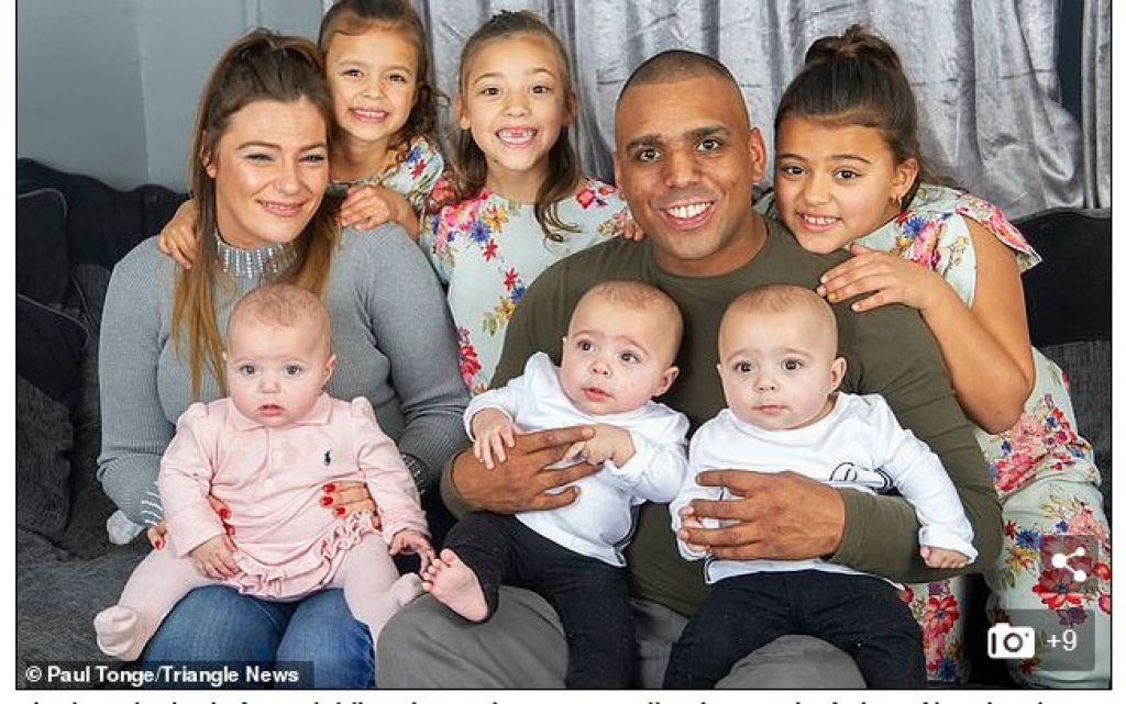 Reprodução/dailymail.co.uk - Charliann Broadhurst e sua grande família 