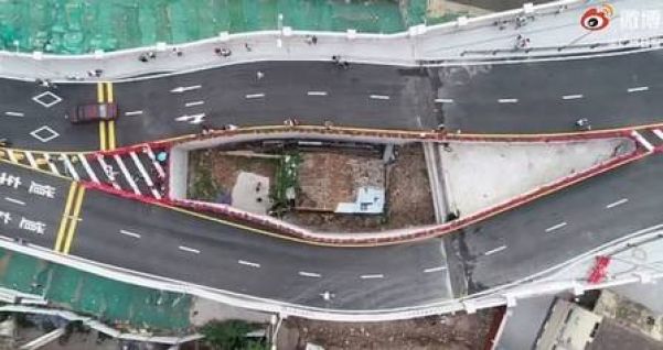 Casa fica no meio de ponte inaugurada recentemente na China - Foto: Reprodução/Weibo