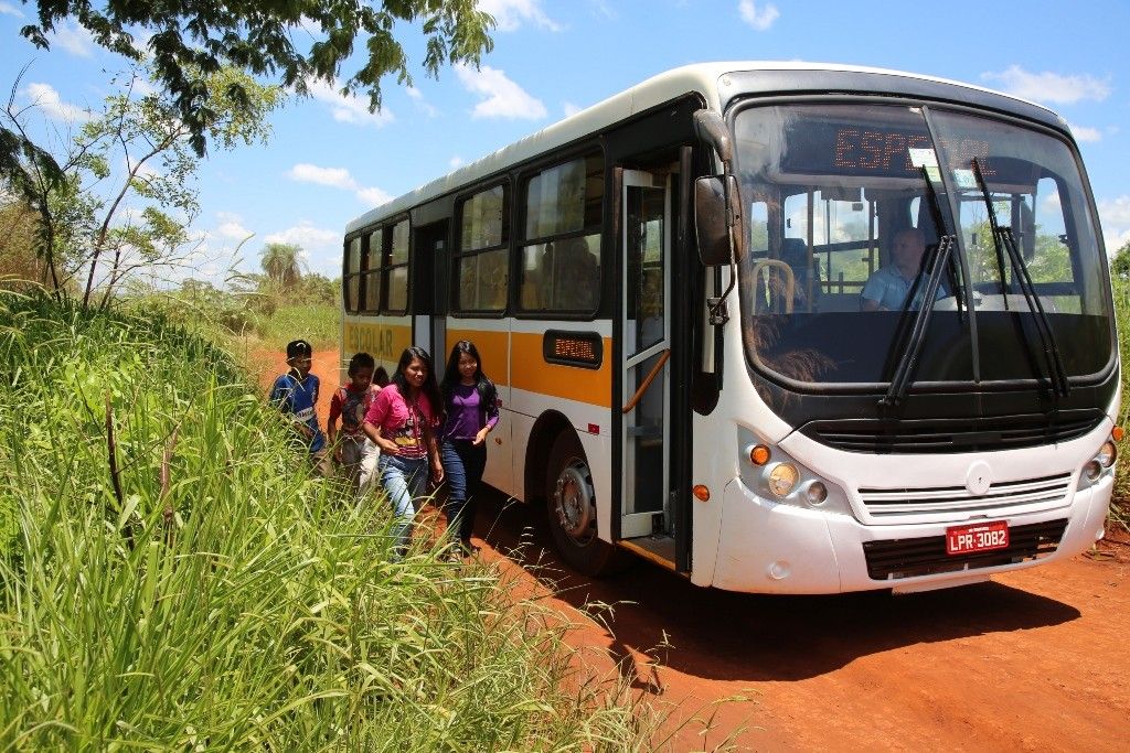 Ônibus do transporte escolar sem monitores colocam em risco a vida das crianças, segundo denúncia do MPE e decisão judicial (Foto: A. Frota) 