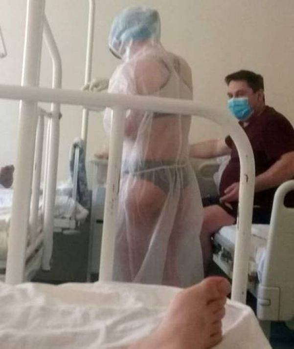 Enfermeira russa 'mostra demais' em hospital com pacientes de Covid-19 - Foto: Reprodução