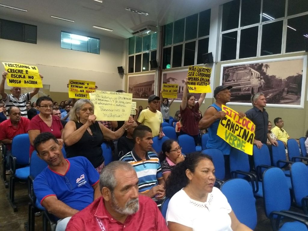 Com cartazes, moradores levaram reivindicações aos vereadores na Câmara