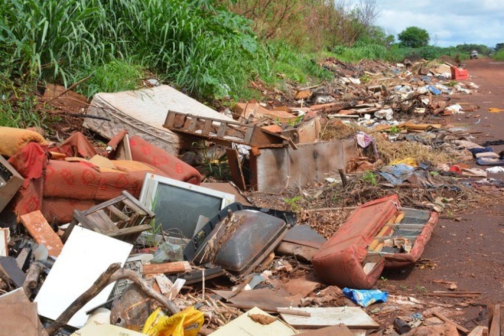  Região do Distrito Industrial de Dourados vive abarrotada de lixo