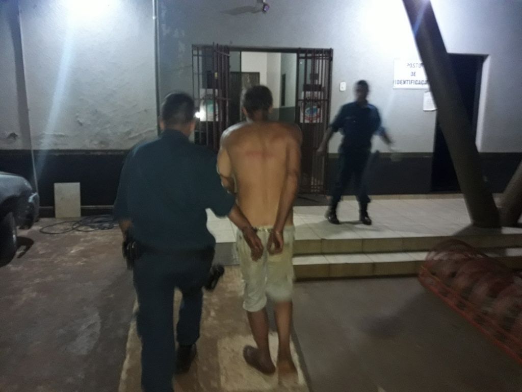 O acusado sendo encaminhado à delegacia de Rio Brilhante - Foto: Rio Brilhante em Tempo Real