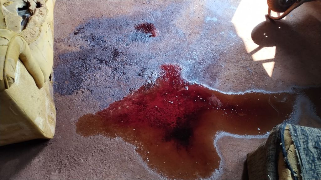 Sangue encontrado na sala da residência - Foto: Sidnei Bronka