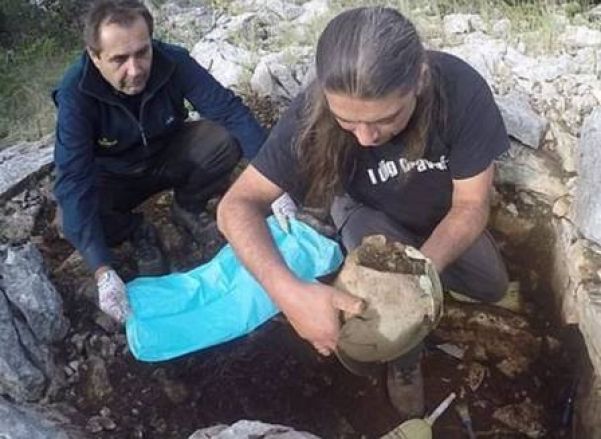 Capacete em bronze é achado em escavações na Croácia - Foto: Divulgação/Dubrovnik Museums