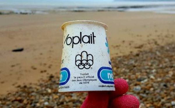Embalagem de iogurte achada em praia na França - Foto: Reprodução