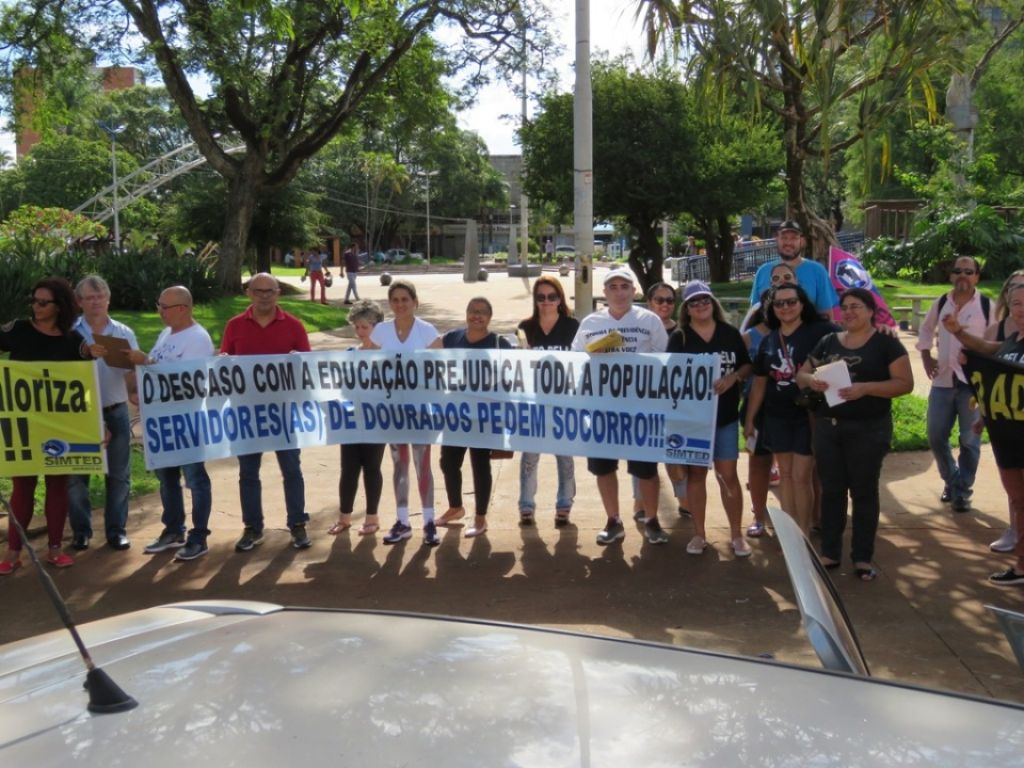 Educadores manifestaram críticas contra a administração municipal em ato no centro da cidade (Foto: Divulgação/Simted)