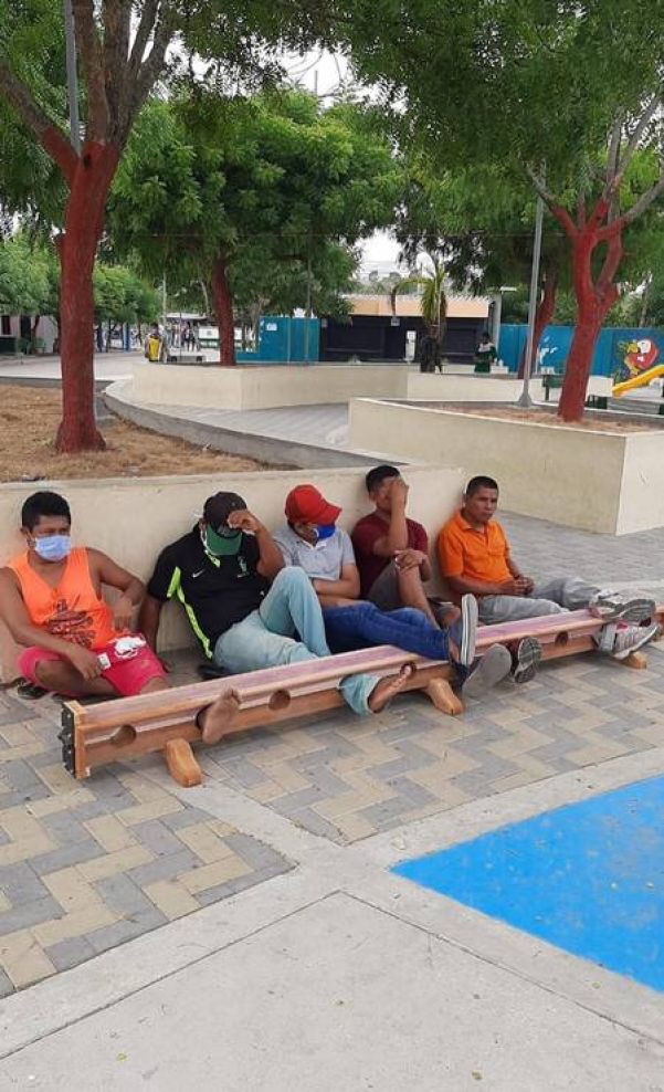 Os moradores de Tuchín que desrespeitaram a quarentena, presos pelos pés - Foto: Reprodução
