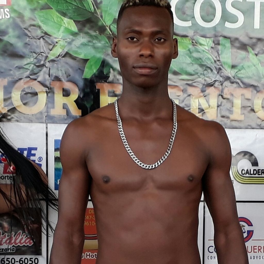 Aos 24 anos, jovem haitiano vive em Dourados há quatro anos e busca apoio para seguir carreira no MMA (Foto: Divulgação)