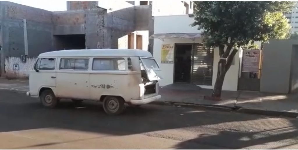 Kombi pegou fogo quando seria abastecida em posto de combustíveis de Dourados (Foto: Reprodução)