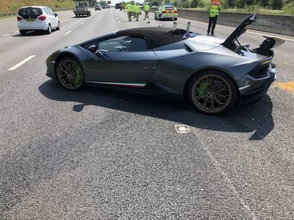 Lamborghini foi atingida por van 20 minutos após ser comprada - Foto: Twitter @jaffa571 / Reprodução