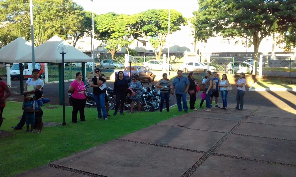 Pais aguardando para fazer a inscrição - Foto: divulgação/94FM
