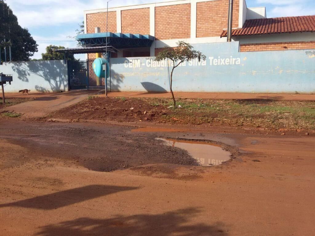 (Foto: Divulgação) -  situação que a rua estava há aproximadamente um ano em frente a creche