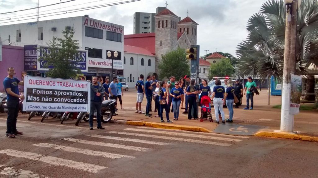 Grupo de aprovados realizou protesto por nomeações no centro de Dourados (Foto: Divulgação)