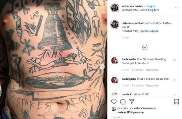No 18º dia de quarentena, Chris Woodhead tatuou a sigla do Serviço Nacional de Saúde britânico - Foto: Instagram / Reprodução
