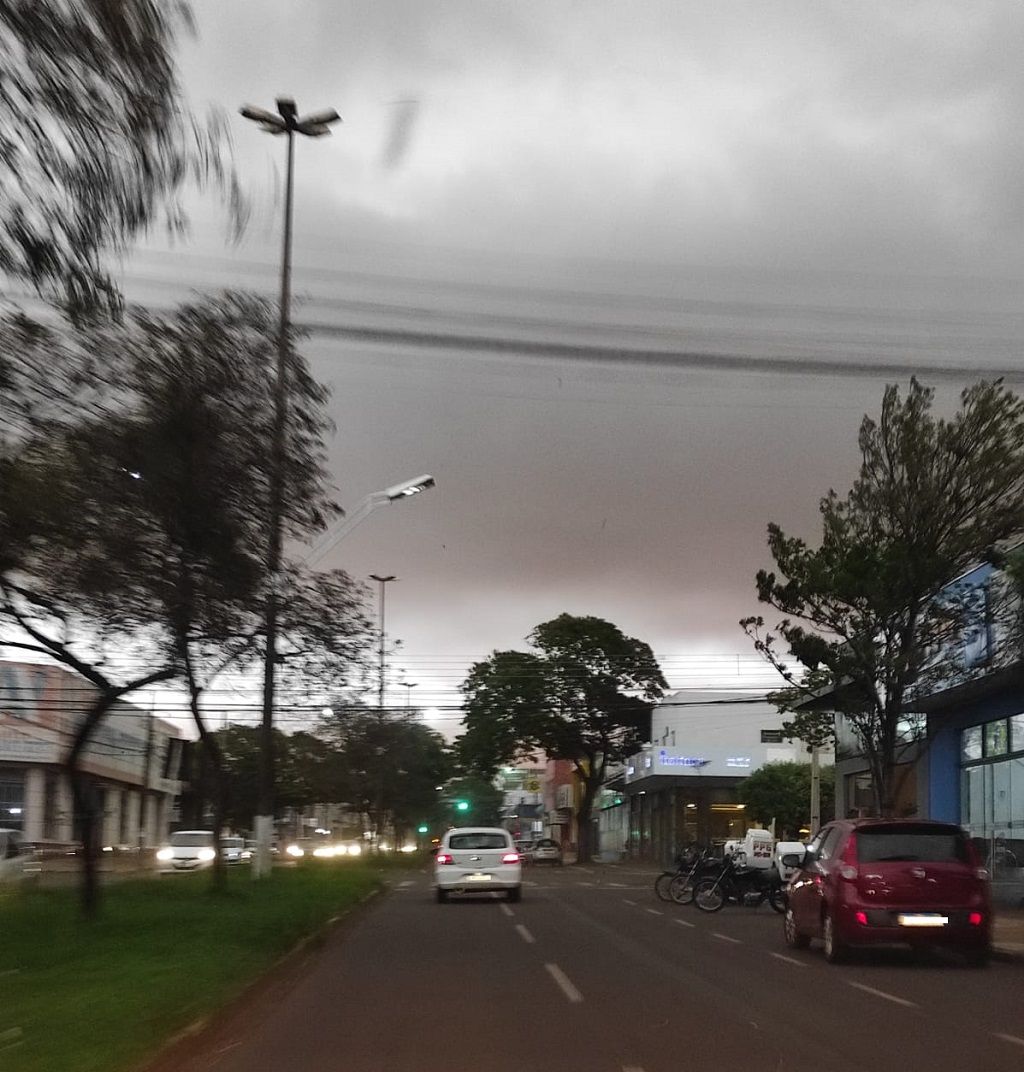 Ventos fortes e chuva atingiram Dourados nesta sexta-feira (Foto: André Bento)