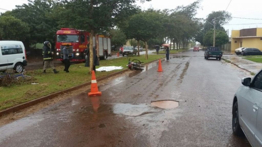 Família diz que motociclista bateu na árvore ao desviar de buraco na rua (Foto: Sidnei Bronka/Arquivo)