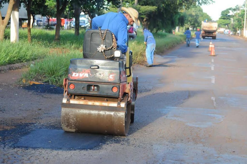 Tapa-buracos deve consumir mais de R$ 8 milhões até o final deste ano em Dourados (Foto: A. Frota)