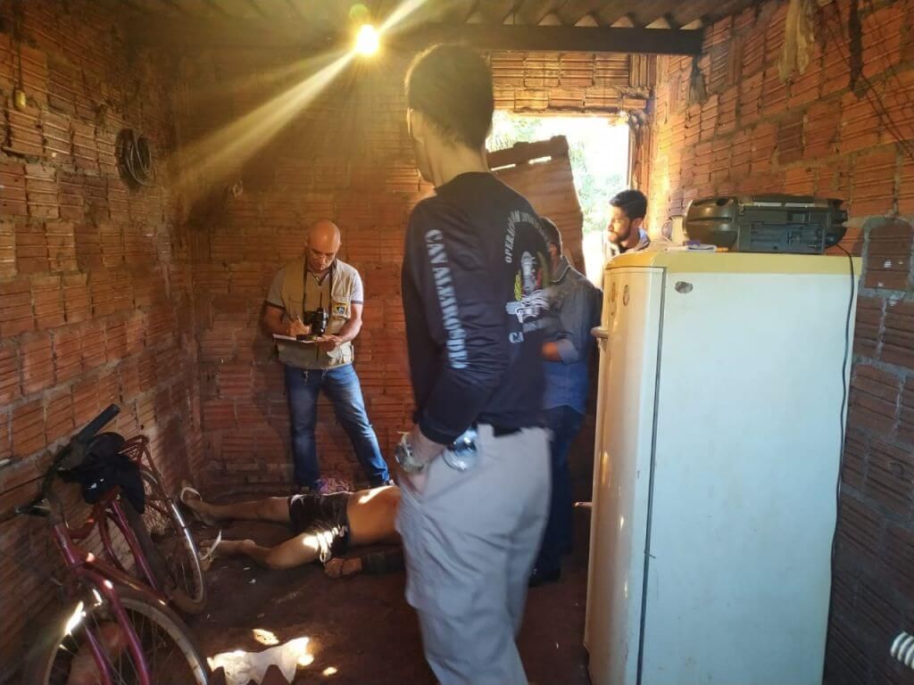 O homem foi encontrado morto na sala da residência - Foto: Sidnei Bronka