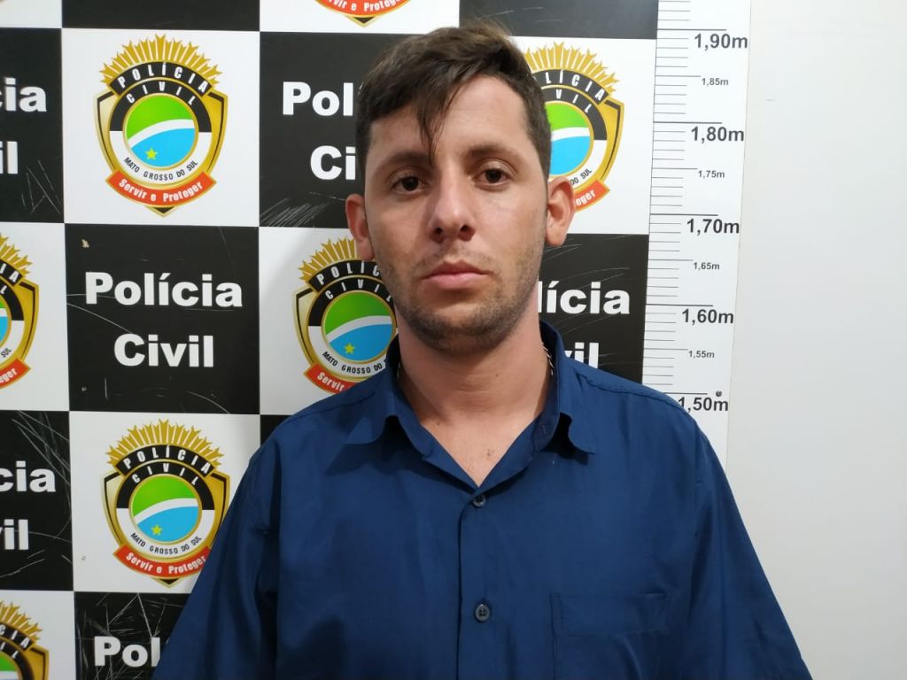 Fabrício Arcanjo de Oliveira, de 23 anos, morador em Deodápolis, foi preso por tráfico de drogas (Foto: Sidnei Bronka)