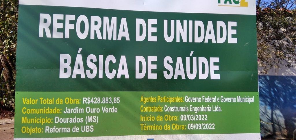 Placa afixada na frente da obra mostra que prazo não foi cumprido (Foto: Arquivo)