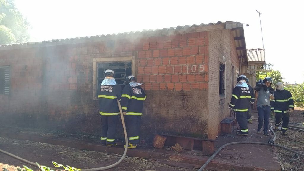 Chamas foram controladas por militares do Corpo de Bombeiros (Foto: Adilson Domingos)