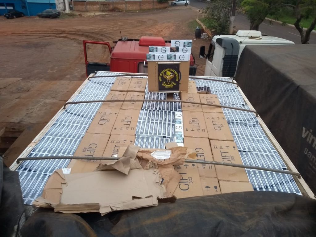 Cargas que totalizaram 80 mil pacotes de cigarros contrabandeados foram apreendidas pelo DOF (Foto: Divulgação)