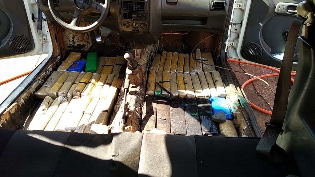 Droga estava escondida em fundo falso no assoalho do carro (Foto: Sidnei Bronka)