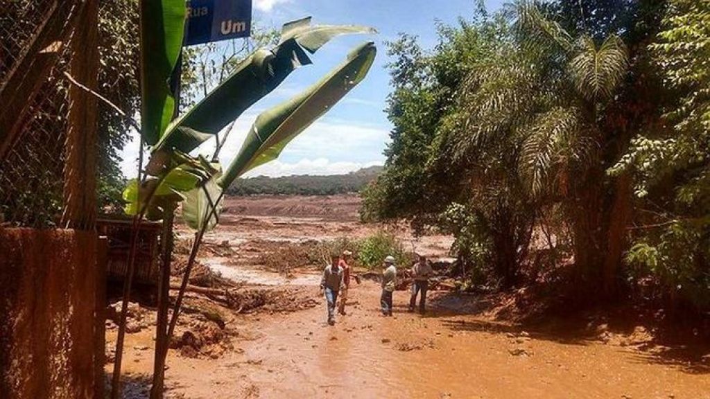 Barragem de rejeitos da mineradora da Vale se rompe e atinge Brumadinho, em Minas Gerais (Foto: Divulgação/Corpo de Bombeiros)