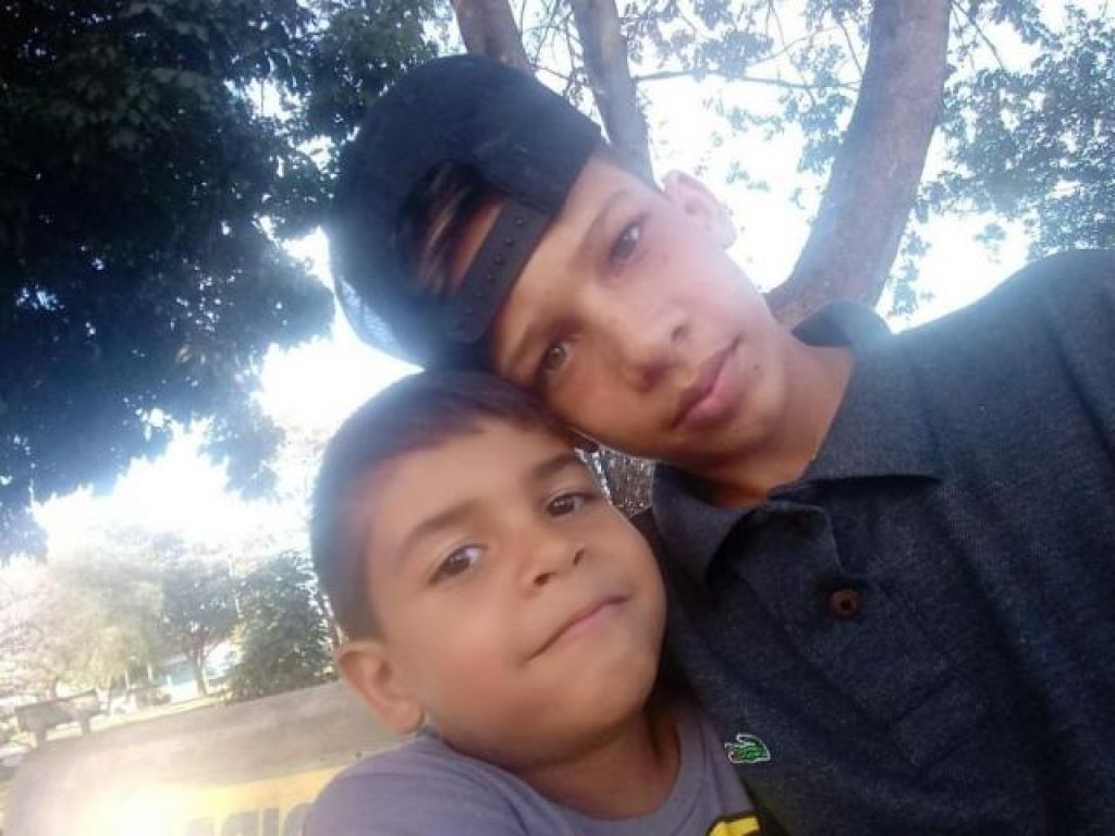 Igor Davi, de 5 anos e o irmão Guilherme (Foto: reprodução/Facebook)