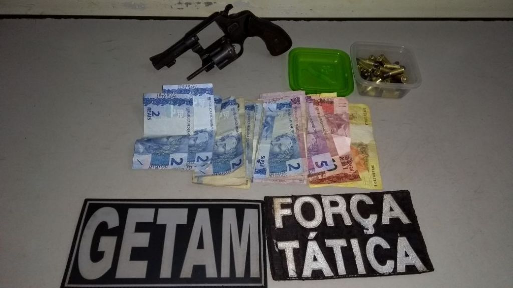 Dinheiro roubado do mercado e a arma apreendida que foi utilizada no roubo ---- (Foto: Adilson Domingos)