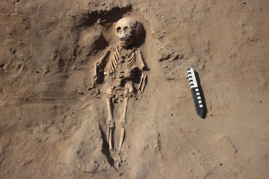 UM DOS ESQUELETOS ENCONTRADO SEM PÉS NO PERU (FOTO: MUSEO TUMBAS REALES DE SIPAN/REPRODUÇÃO)