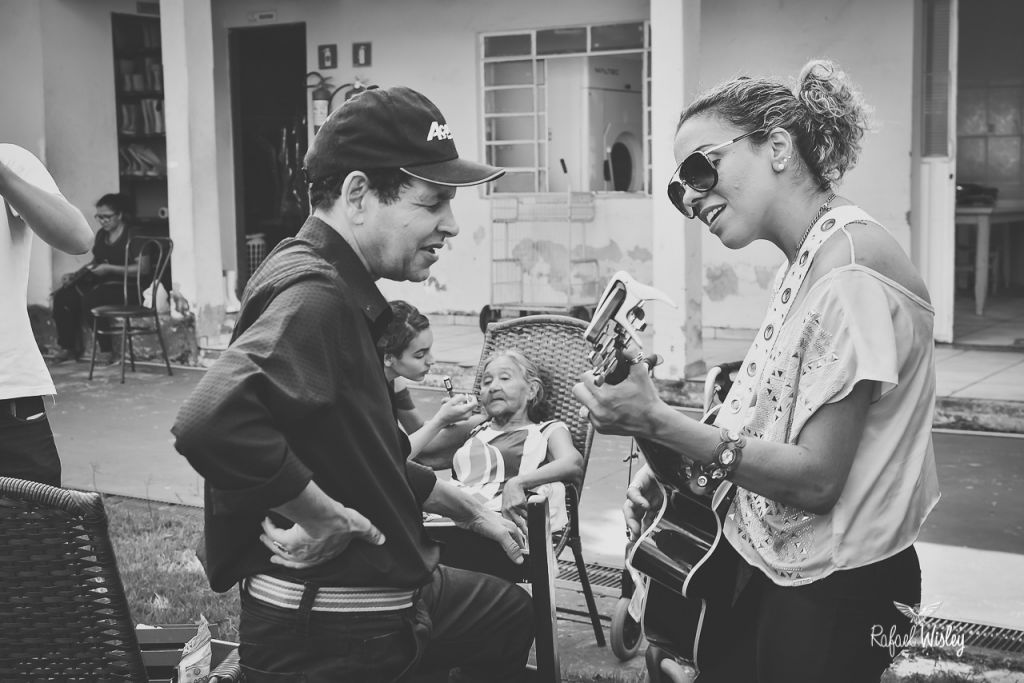 Homenagem também teve música ao vivo no Lar do Idoso de Dourados (Foto: Rafael Wisley)