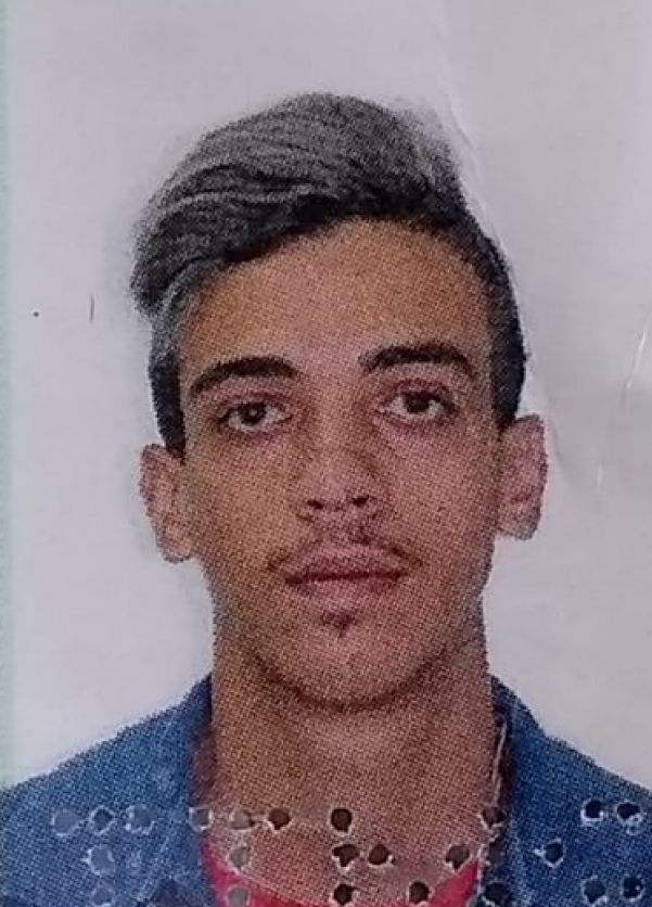 Fabio Alexandre Campos Magalhães, de 21 anos, morreu no local do acidente. 