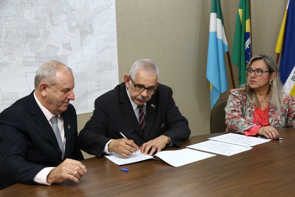 Secretário municipal de Educação, Upiran Gonçalves assinou o convênio (Foto: A. Frota)