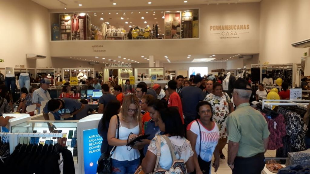 Centenas de pessoas na inauguração da loja - Foto: divulgação/94FM
