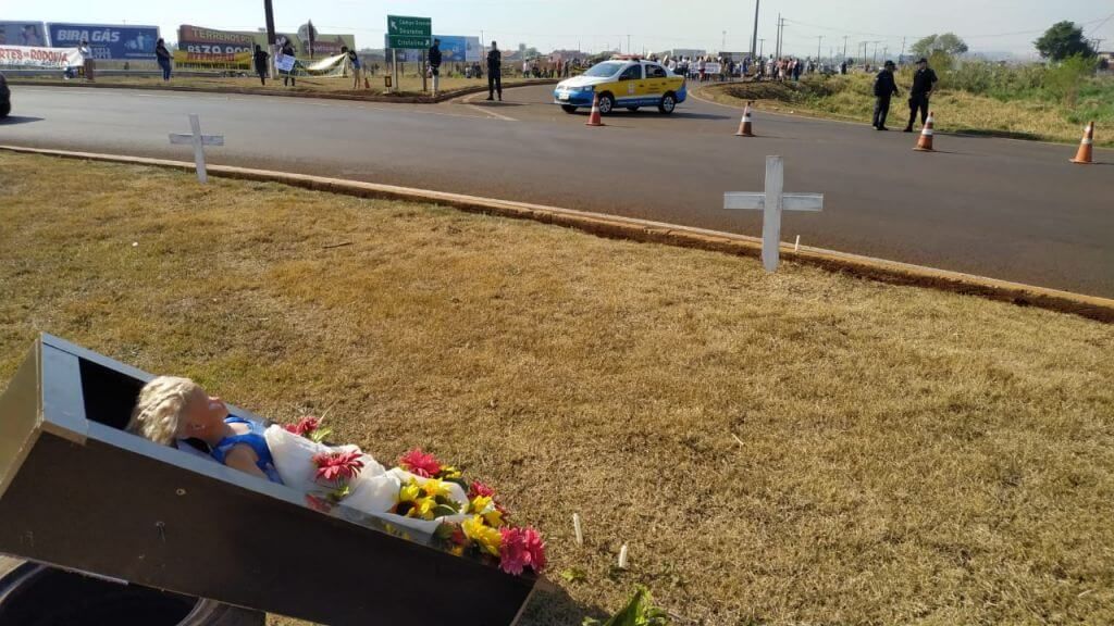 Moradores usaram caixão, cruzes e velas para simbolizar as mortes no trânsito - Foto: Sidnei Broka