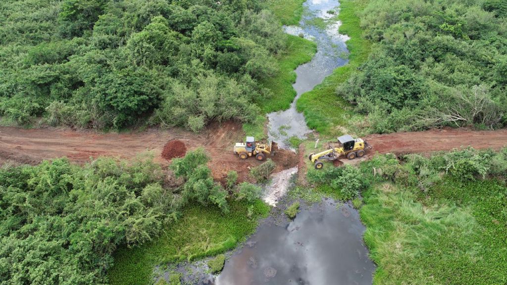 Obstáculos naturais no Pantanal são desafios para transporte do minério até o local da obra.