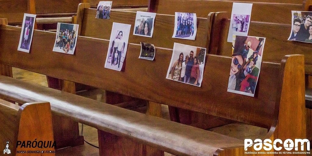 Fotos preencheram o vazio nos bancos da igreja - Foto: Paróquia Nossa Senhora de Fátima