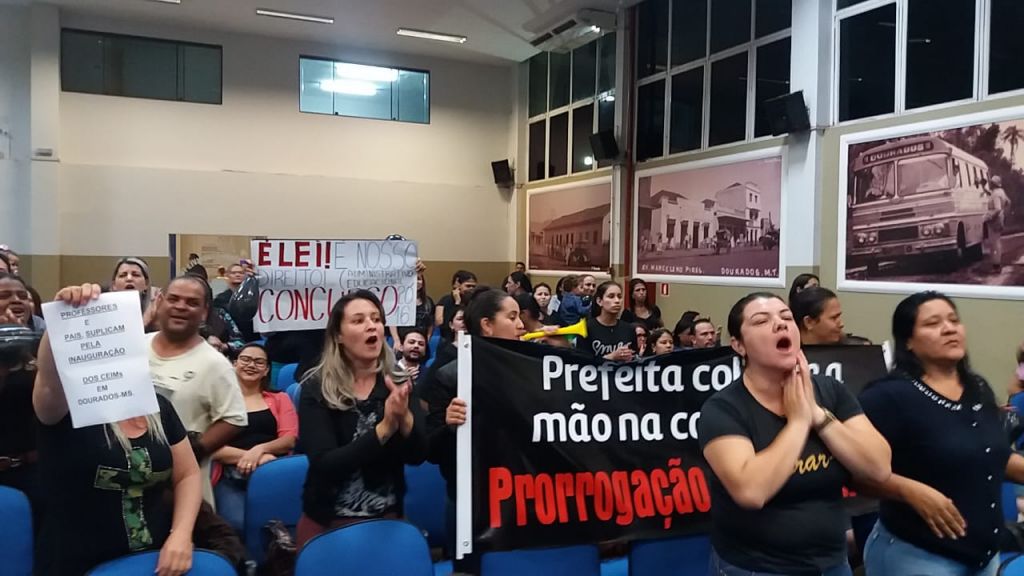 Educadores voltaram a protestar na Câmara Municipal de Dourados