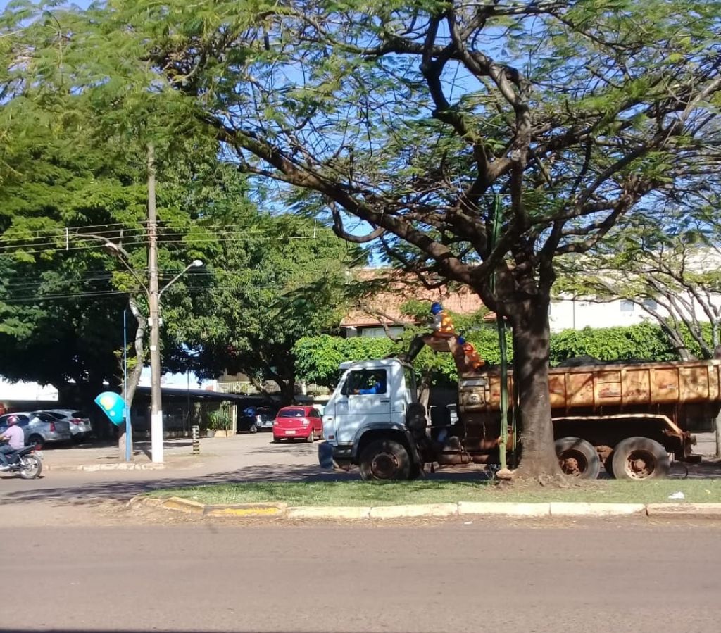 Trabalhadores na carroceria de caminhão durante serviço de tapa-buracos - Foto: Adriano, morador na Vila Industrial