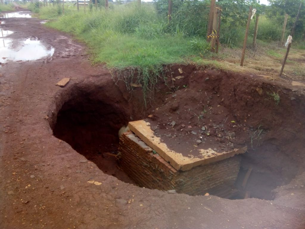 Obras de pavimentação e drenagem não concluídas deixam buraco em rua - Foto: divulgação/94FM