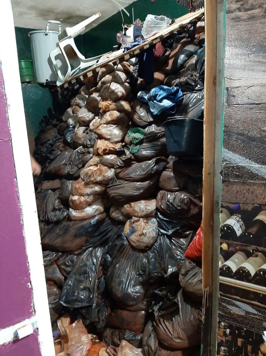 Dezenas de sacolas com terra foram localizados em cela - Foto: ABC Color